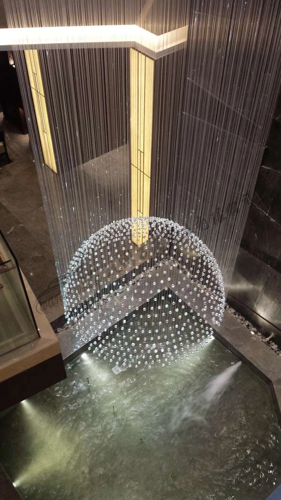 酒店楼梯水池上方大型水晶吊灯