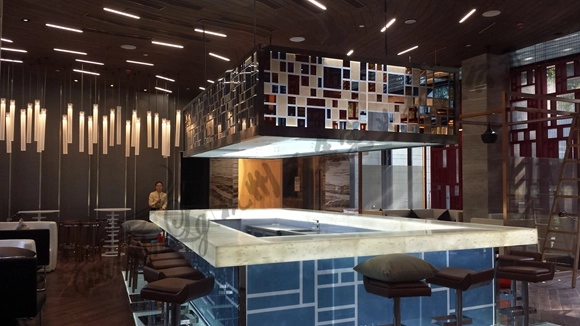 酒店休息区一角铁艺吊灯