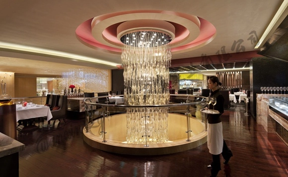 酒店二楼至一楼垂挂大型水晶吊灯